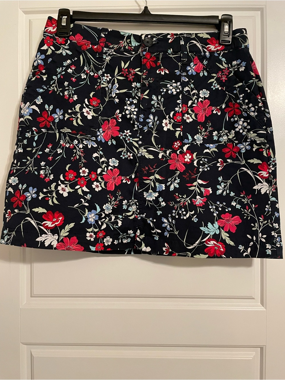 Croft & Barrow Skirt/Skort with Navy Blue, Pink, Green & White Flower Blooms